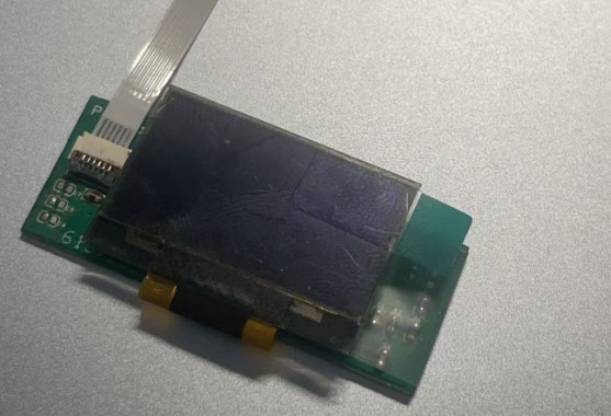 OLED 模块接线示例，排线插入模块左侧的排线座。