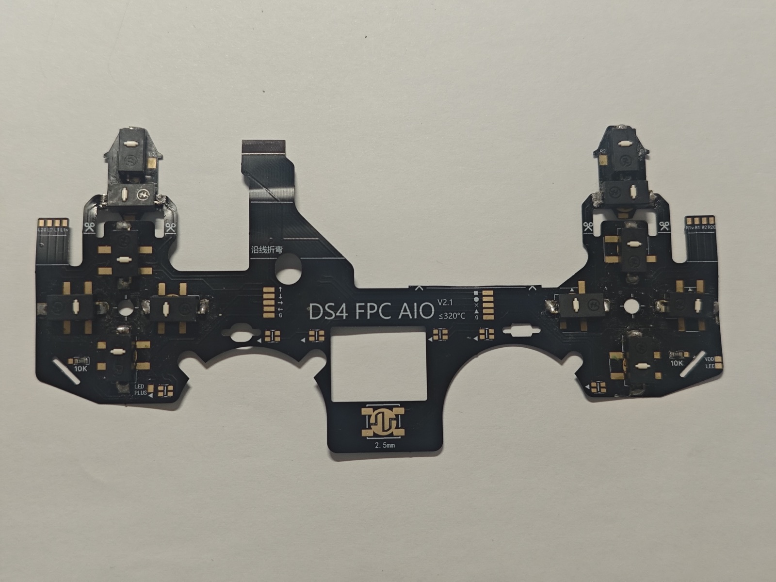 HML（花明楼）DS4 FPC AIO 排线整体外观，展示左右按键、扳机区域和中间的排线连接端。