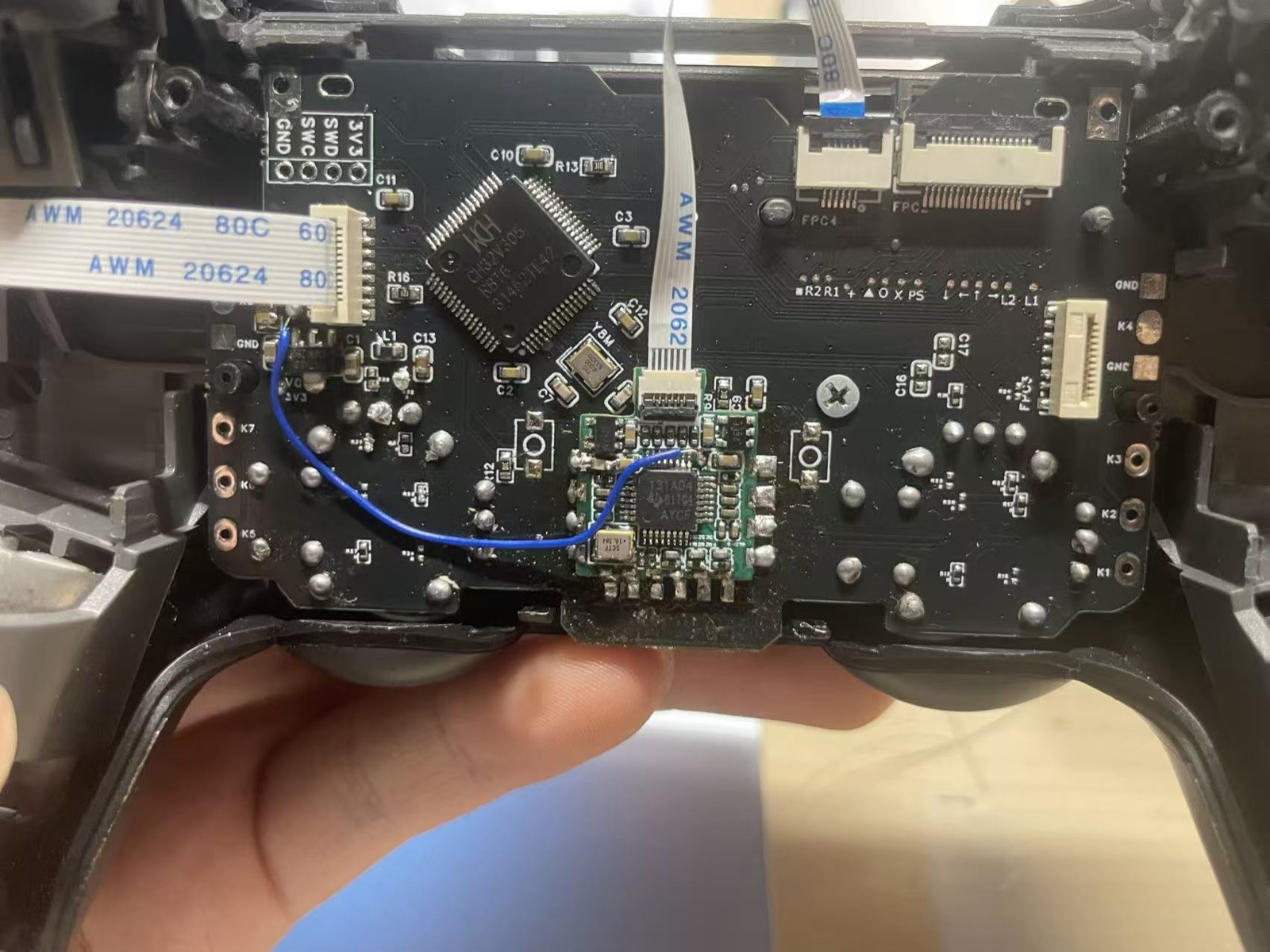 外置 ADC 安装实拍：ADC 小板焊在主板中下部，蓝色飞线连接小板电源位置与主板左侧 5V 焊点，6pin 排线插入小板上方的座子。